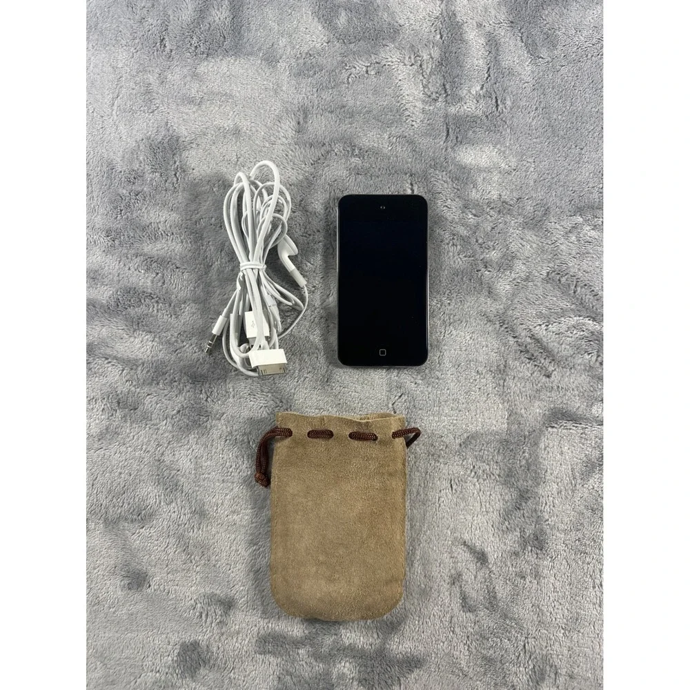 Apple iPod Touch 4th Gen 8GB Chrome A1367 Bundle UNTESTED